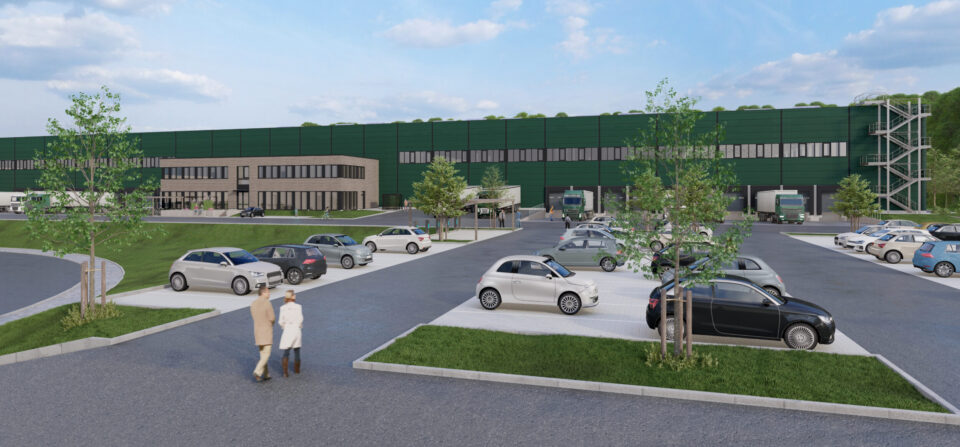 Das Bild zeigt ein grafisches Modell eines großen Industrie- oder Geschäftsgebäude mit grüner Fassade, mehreren Laderampen, parkenden Autos und zwei Personen auf dem Gehweg, umgeben von Bäumen und unter einem teilweise bewölkten Himmel.