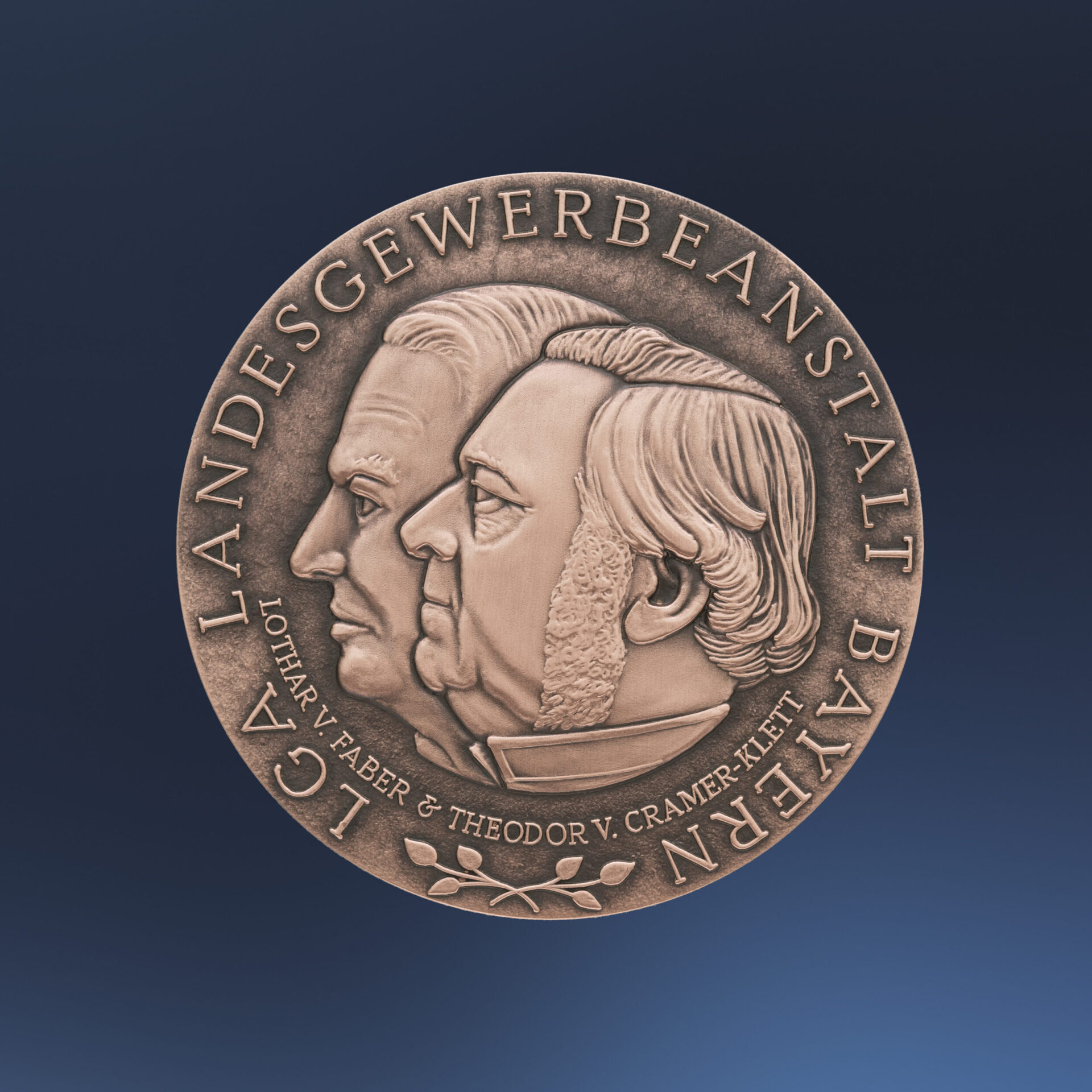 Bronzene Medaille auf blauem Hintergrund mit dem geprägten Profil zweier Köpfe in der Mitte, umgeben von der Inschrift „LGA LANDESGEWERBEANSTALT BAYERN“ und „LOTHAR V. FABER & THEODOR V. CRAMER-KLETT“.