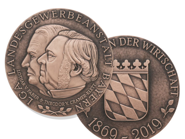 Vorder- und Rückseite einer Bronzenen Medaille mit dem geprägten Profil eines Kopfes in der Mitte, und geprägtem bayrischem Wappen.