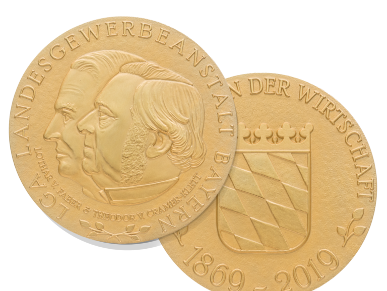 Vorder- und Rückseite einer Goldene Medaille mit dem geprägten Profil eines Kopfes in der Mitte, und geprägtem bayrischem Wappen.