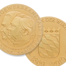 Vorder- und Rückseite einer Goldene Medaille mit dem geprägten Profil eines Kopfes in der Mitte, und geprägtem bayrischem Wappen.