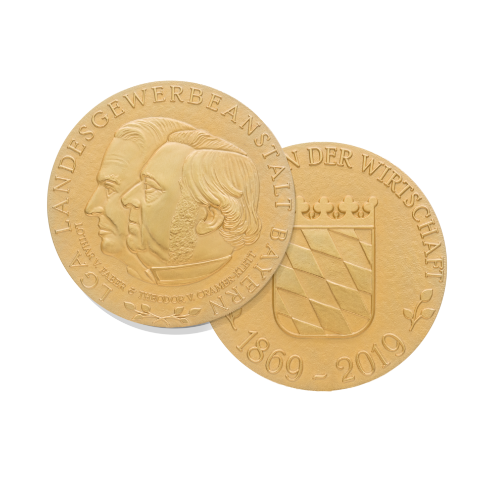 Vorder- und Rückseite einer Goldene Medaille mit dem geprägten Profil eines Kopfes in der Mitte, und geprägtem bayrischem Wappen.