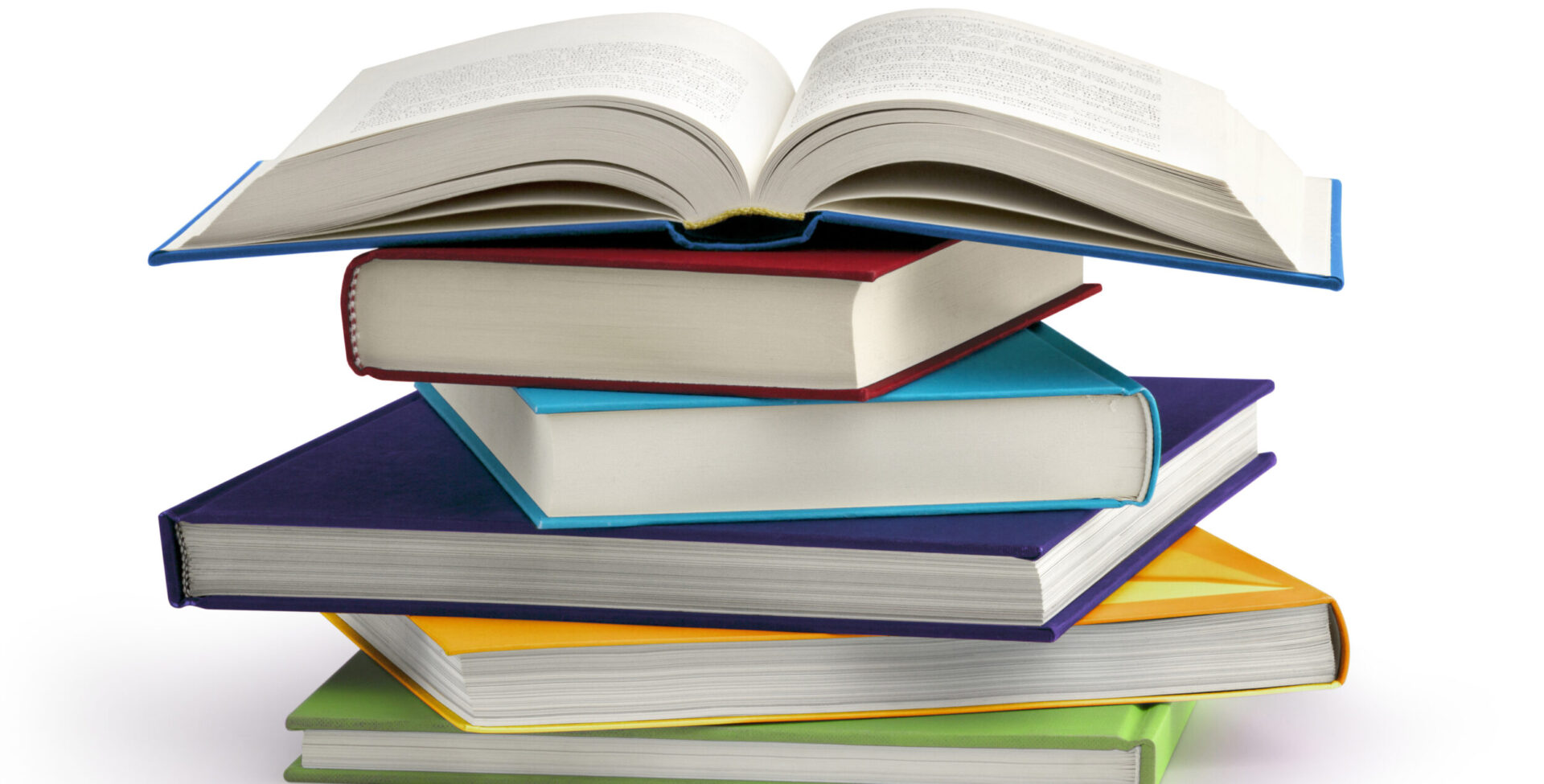 Ein Stapel aus sieben Büchern mit unterschiedlich farbigen Einbänden, wobei das oberste Buch geöffnet ist;